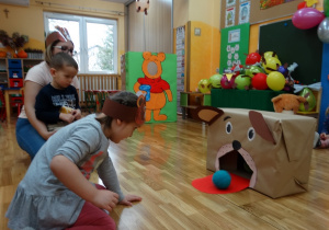 Dziewczynka turla piłkę