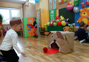 Chłopczyk turla piłkę