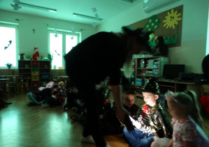 Przedszkolaki sprawdzają przed czym chcą go ostrzec karty