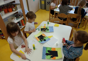 Wprowadzenie w tematykę andrzejkową - poranna praca plastyczna