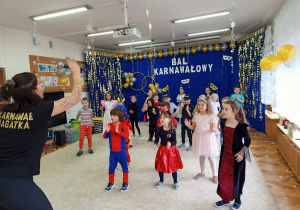Dzieci tańczą i odtwarzają poznane ruchy