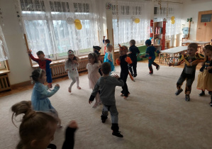 Dzieci w trakcie balu karnawałowego