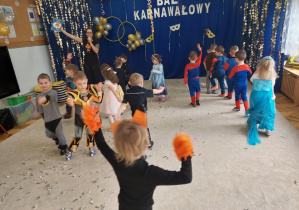 Taniec z kolorowymi pomponami