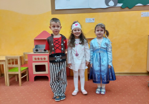 Dzieci w karnawałowych strojach