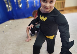 Chłopiec w przebraniu Batmana