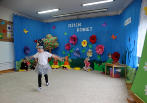 Dziewczynka w roli Mądrej Sowy