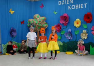 Dziewczynki w roli sowy i wiewiórek