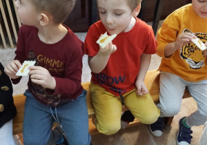 Przedszkolaki podczas warsztatów edukacyjnych