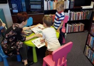Chłopcy wybrali książki z dinozaurem