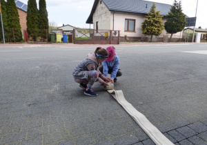 Dziewczynki zwijaja wąż