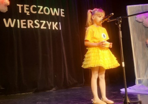 Dziewczynka podczas recytacji wiersza