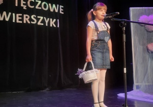 Dziewczynka podczas recytacji wiersza