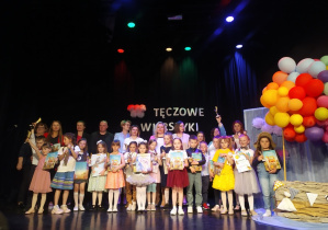 Pamiątkowe zdjęcie wszytskich laureatów