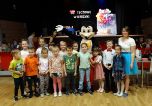 Pamiątkowe zdjęcie posczzególnych placówek