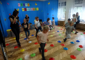 Zabawy z kolorowymi czapeczkami