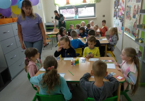 Sześciolatki wykonuja prace plastyczną na świetlicy
