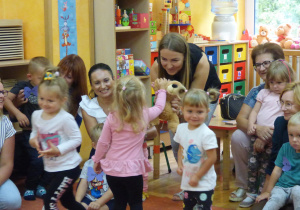 Dzieci witają się z Misiem Krzysiem