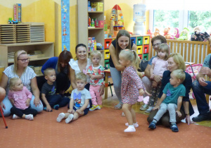 Odważne dzieci witają się z misiem