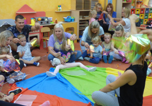 Dzieci z pomocą Rodziców wykonują pracę plastyczną