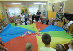 Zabawy z motylami na chuście