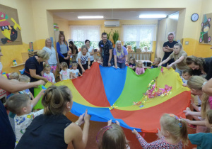 Zabawa z motylkami na chuście animacyjnej