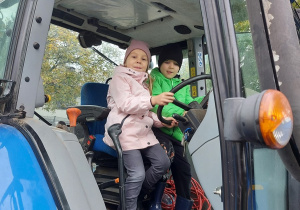Dzieci w traktorze