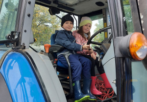Dzieci w traktorze