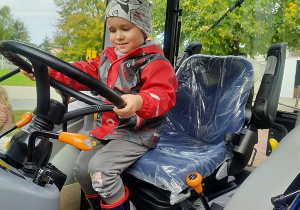13 Chłopczyk w traktorze