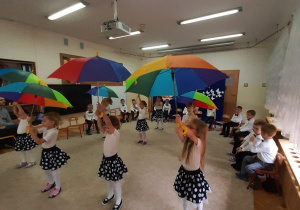 Taniec dziewczynek z parasolkami