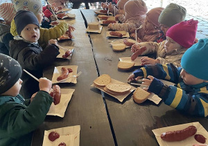 Dzieci jedzą kiełbaski