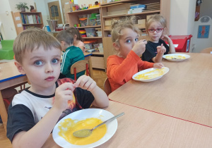 Dzieci zjadają dyniową zupę