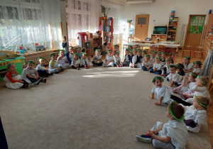 02. Dzieci uwaznie sluchaja wiersza o Grecji.