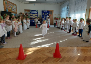05. Dzieci wykonuja dyscypliny sportowe uprawiane w Starozytnej Grecji.
