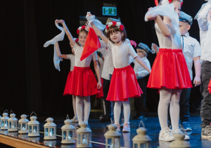 Dzieci w trakcie tańca do piosenki Czerwone Jabłuszko