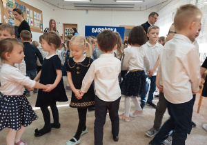 25. Przedszkolaki tańczą Maryneczkę.