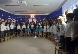 Dzieci śpiewają piosenkę z rodzicami