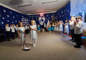 Dziewczynki śpiewają pastorałkę