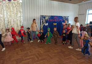 11 Dzieci tańczą w kole z nauczycielkami