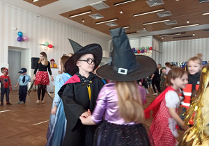 20 Dzieci w kostiumach czarodziejów tańczą w parze