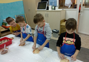 11 Dzieci z grupy 5 latków robią pizze
