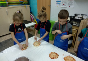 12 Dzieci z 5 latków przygotowują pizze