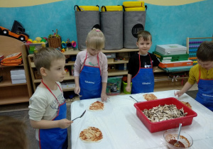 13 Dzieci z grupy Kropelki robią pizze