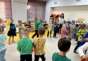 Przedszkolaki tańczą z kolorowymi chustkami.