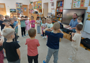 Przedszkolaki wykonują rychy taneczne do poznanej piosenki