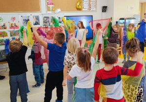 Dzieci śpiewają piosenkę i machają chustkami