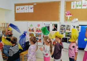 Dzieci wirują jak liście w tańcuu
