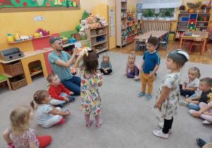 01 Dzieci stoją w środku koła w czapkach zwierząt leśnych