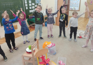 02 Dzieci wykonują ruchy do piosenki