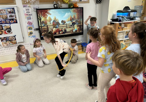 06 Dzieci uczestniczą w zabawie ruchowej z hula hop