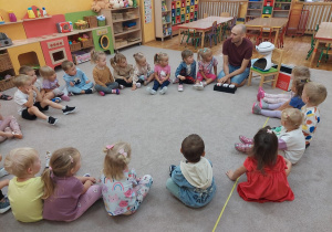 07 Dzieci siedzą w kole z robotem emysem